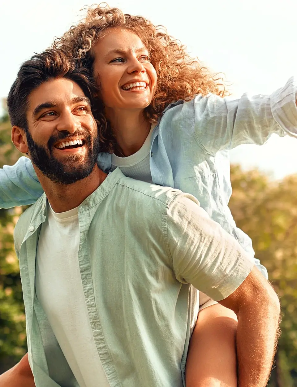 Fotografia de um casal jovem sorrindo