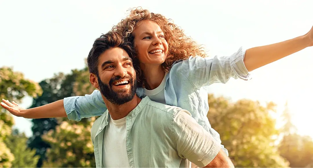 Fotografia de um casal jovem sorrindo
